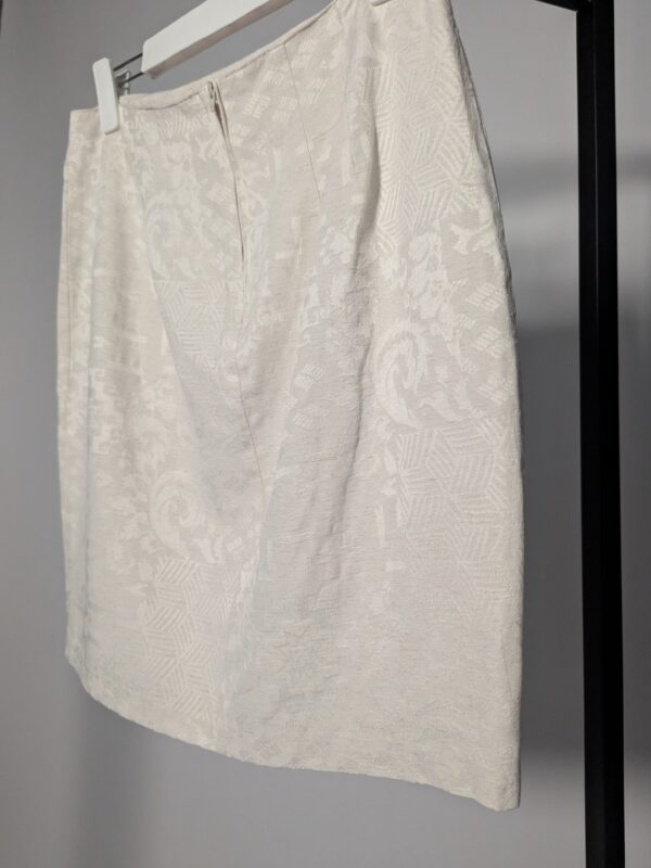 Skirting away - 01
