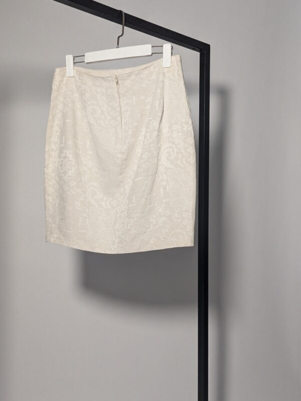 Skirting away - 02
