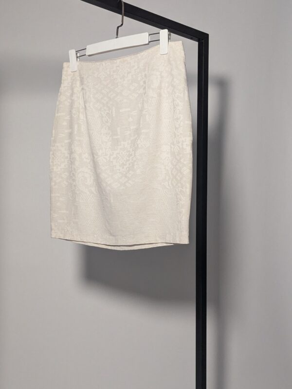 Skirting away - 03