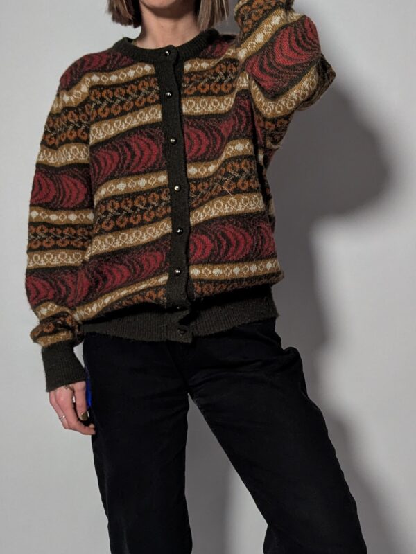 Vintage gebreid vest met warm patroon in aardetinten. Comfortabel en perfect voor herfstlooks.