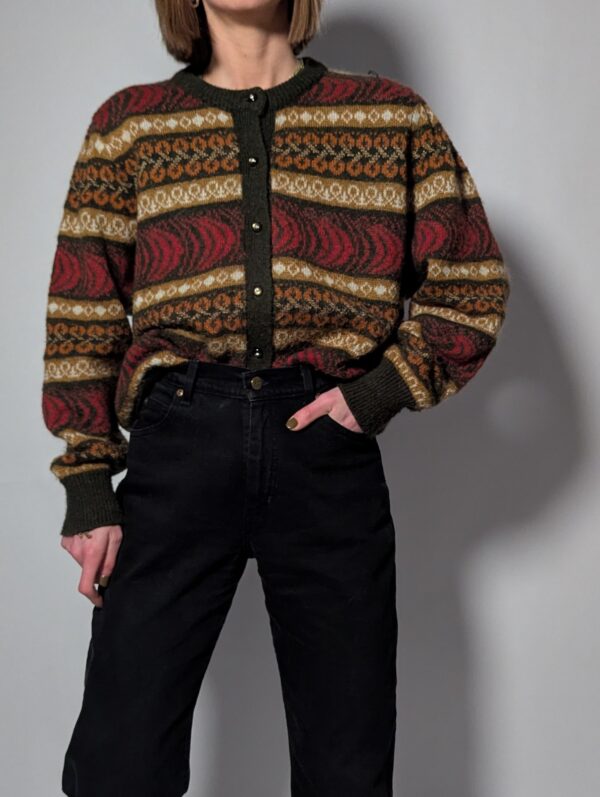 Vintage gebreid vest met warm patroon in aardetinten. Comfortabel en perfect voor herfstlooks.