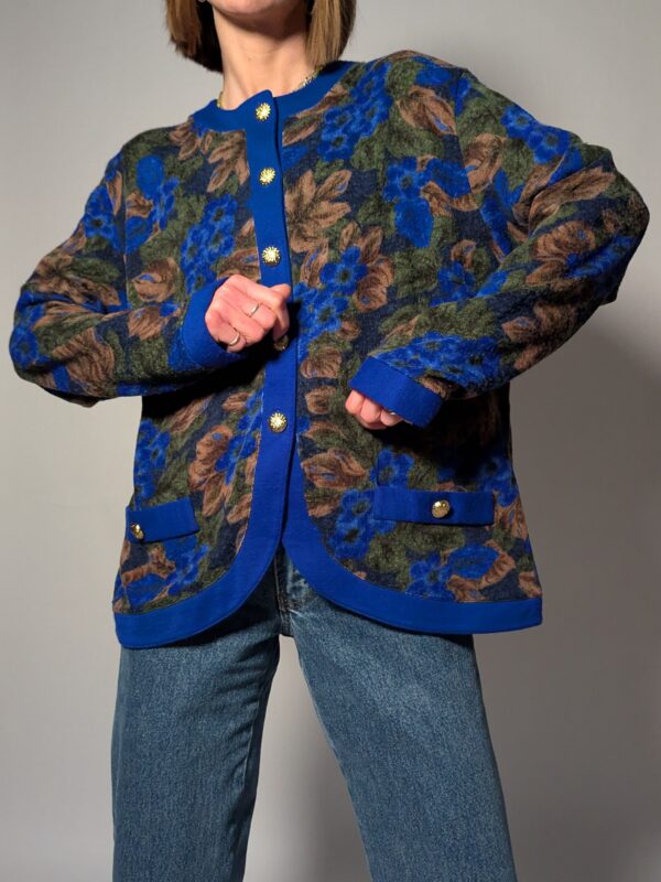 Vintage vest met bloemenprint in blauw en groen. Elegant, tijdloos en makkelijk te combineren.