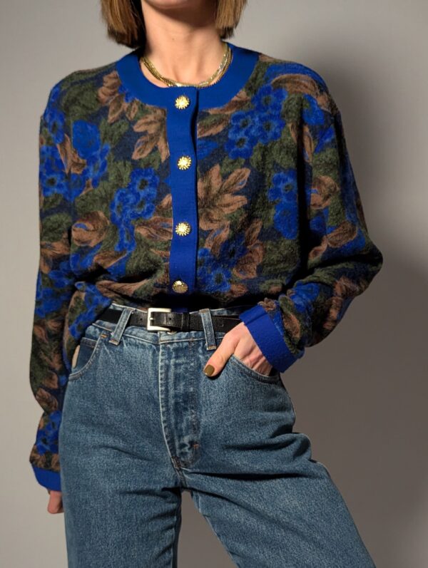 Vintage vest met bloemenprint in blauw en groen. Elegant, tijdloos en makkelijk te combineren.