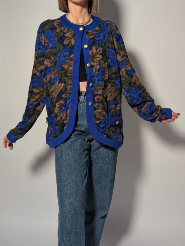 Vintage vest met bloemenprint in blauw en groen. Elegant, tijdloos en makkelijk te combineren.