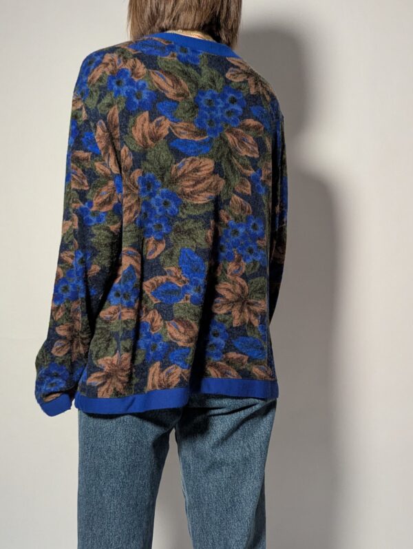 Vintage vest met bloemenprint in blauw en groen. Elegant, tijdloos en makkelijk te combineren.