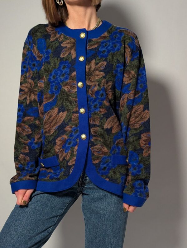 Vintage vest met bloemenprint in blauw en groen. Elegant, tijdloos en makkelijk te combineren.