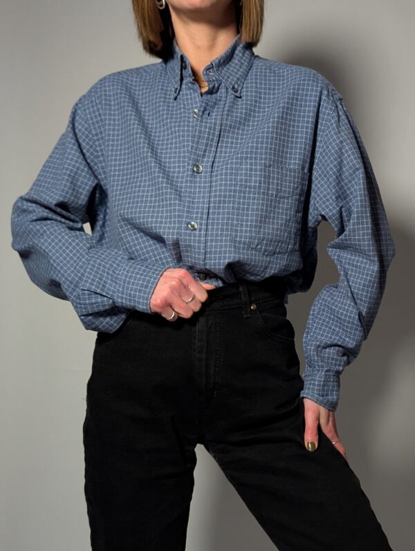 Vintage Hugo Boss blouse met subtiel blauw ruitpatroon. Tijdloos en verfijnd design.