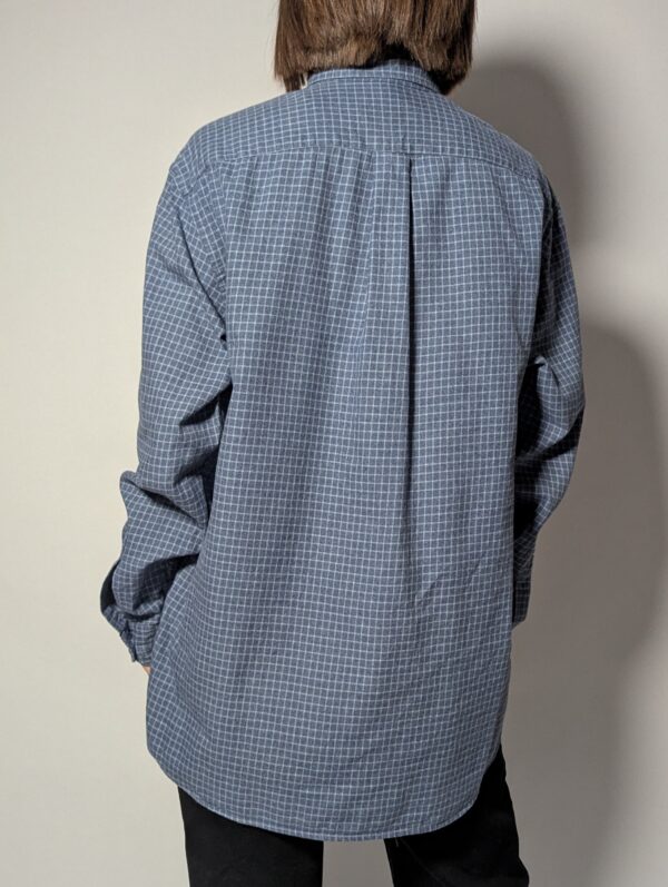 Vintage Hugo Boss blouse met subtiel blauw ruitpatroon. Tijdloos en verfijnd design.