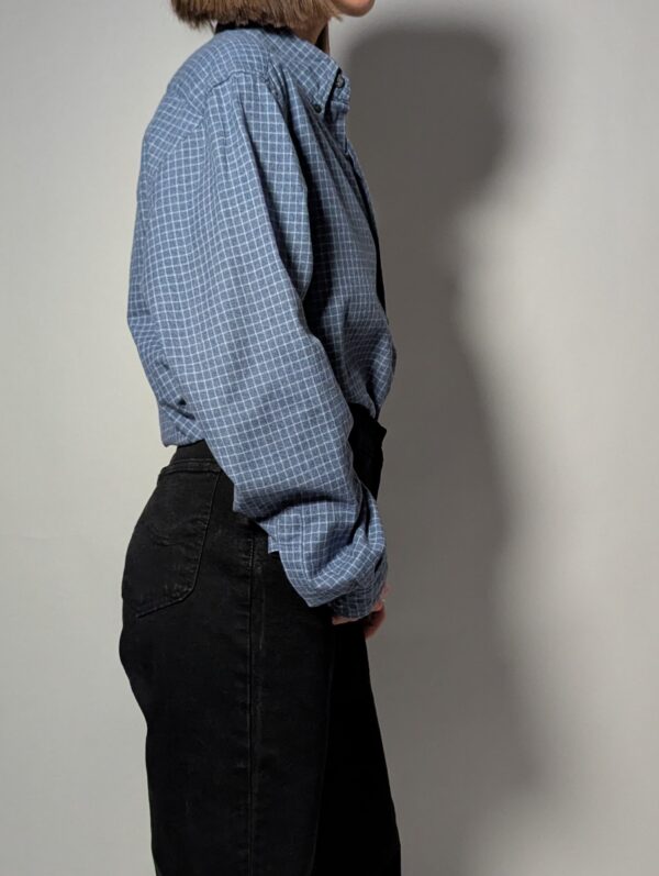 Vintage Hugo Boss blouse met subtiel blauw ruitpatroon. Tijdloos en verfijnd design.