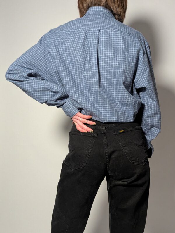 Vintage Hugo Boss blouse met subtiel blauw ruitpatroon. Tijdloos en verfijnd design.