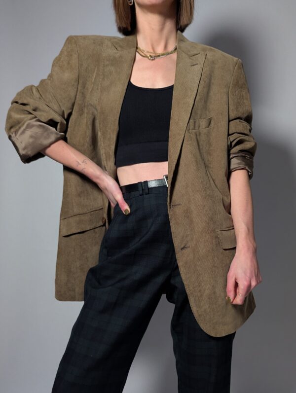 Vintage corduroy blazer in camelkleur. Zacht ribfluweel en een relaxte fit voor een tijdloze look.