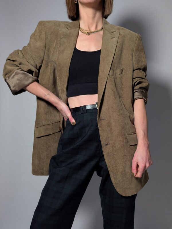 Vintage corduroy blazer in camelkleur. Zacht ribfluweel en een relaxte fit voor een tijdloze look.