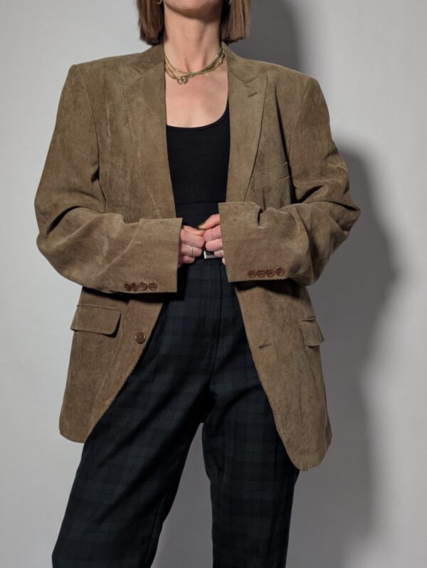 Vintage corduroy blazer in camelkleur. Zacht ribfluweel en een relaxte fit voor een tijdloze look.