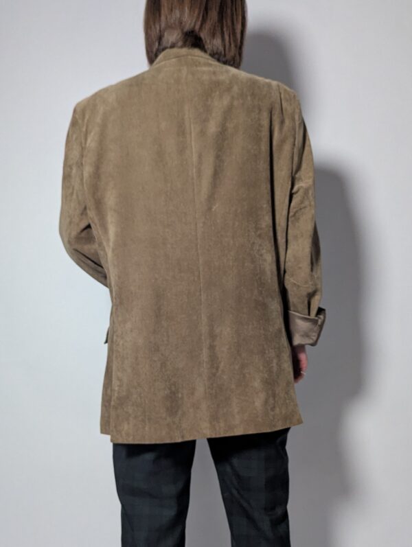 Vintage corduroy blazer in camelkleur. Zacht ribfluweel en een relaxte fit voor een tijdloze look.