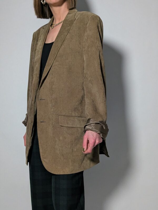 Vintage corduroy blazer in camelkleur. Zacht ribfluweel en een relaxte fit voor een tijdloze look.