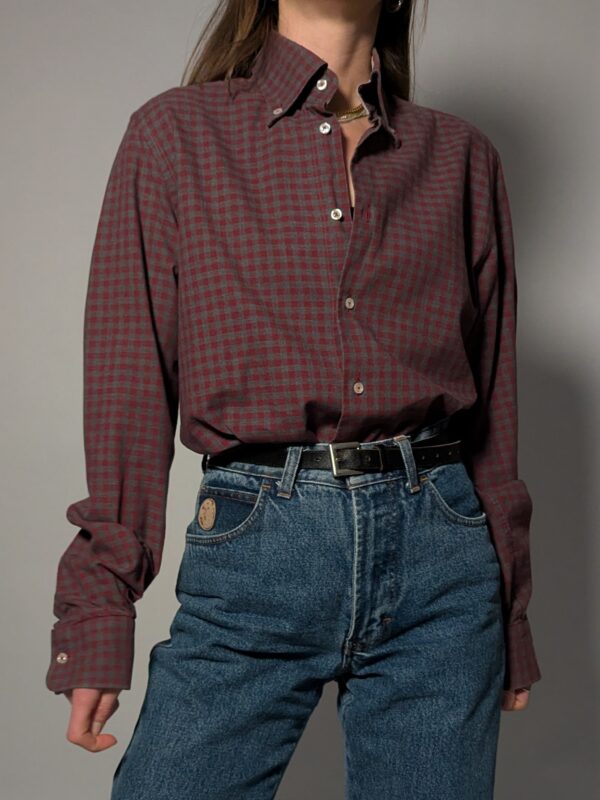 Vintage overhemd met een fijn ruitpatroon in gedempte rood- en grijstinten.