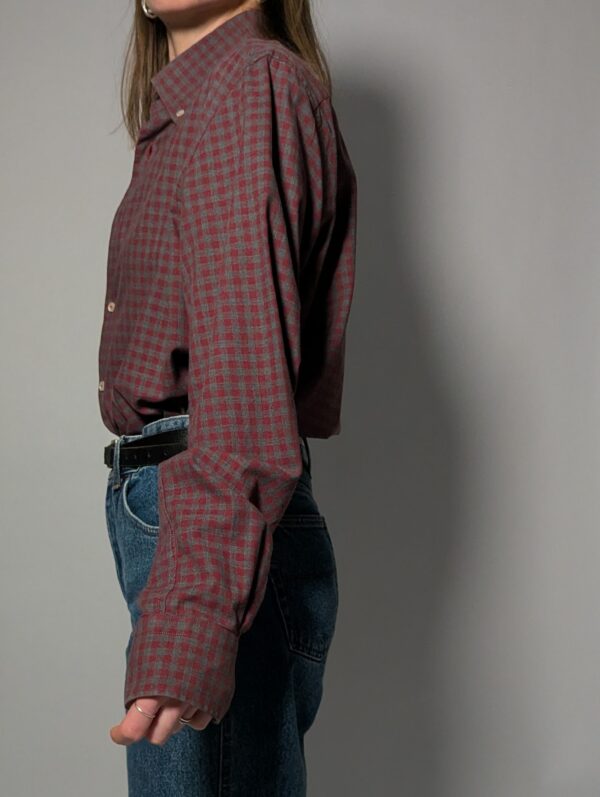 Vintage overhemd met een fijn ruitpatroon in gedempte rood- en grijstinten.