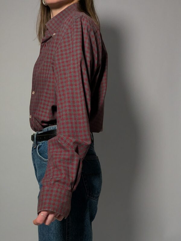 Vintage overhemd met een fijn ruitpatroon in gedempte rood- en grijstinten.