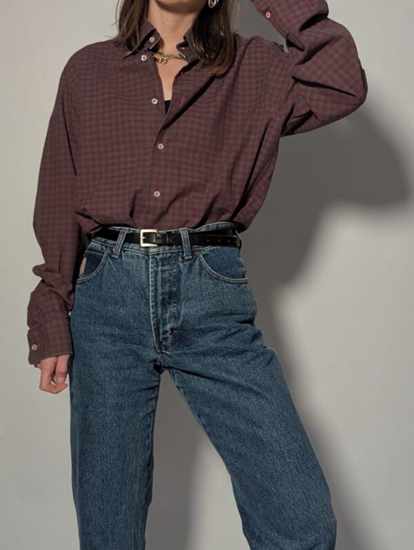 Vintage overhemd met een fijn ruitpatroon in gedempte rood- en grijstinten.