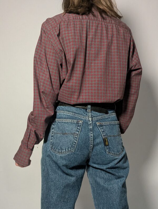 Vintage overhemd met een fijn ruitpatroon in gedempte rood- en grijstinten.