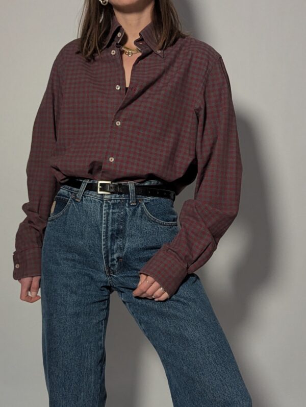 Vintage overhemd met een fijn ruitpatroon in gedempte rood- en grijstinten.