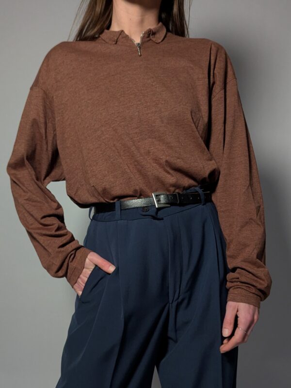 Vintage top met halve rits in een warme aardbruine tint.