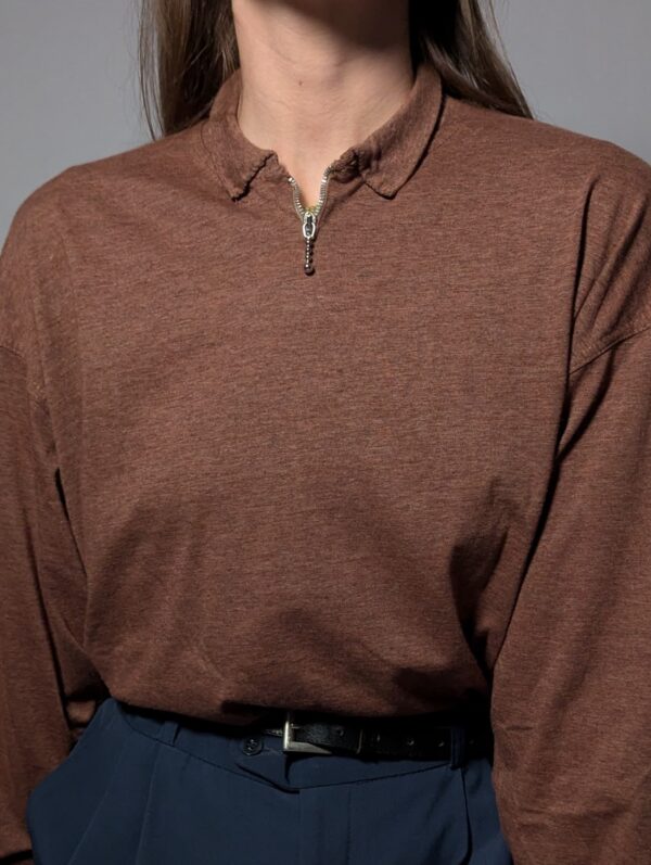 Vintage top met halve rits in een warme aardbruine tint.