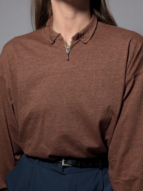Vintage top met halve rits in een warme aardbruine tint.
