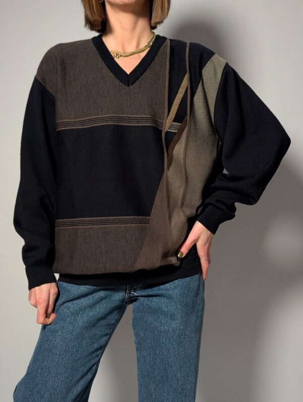 Vintage trui met V-hals en gelaagde knit in aardetinten. Grafisch en comfortabel.