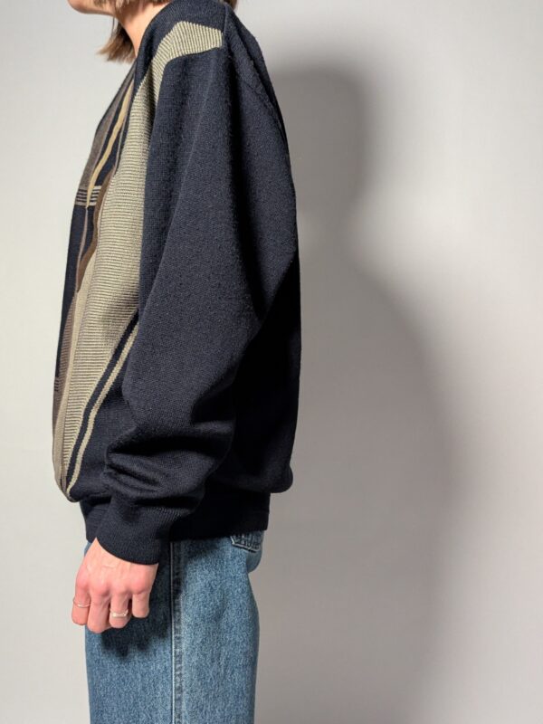 Vintage trui met V-hals en gelaagde knit in aardetinten. Grafisch en comfortabel.