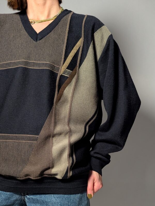 Vintage trui met V-hals en gelaagde knit in aardetinten. Grafisch en comfortabel.