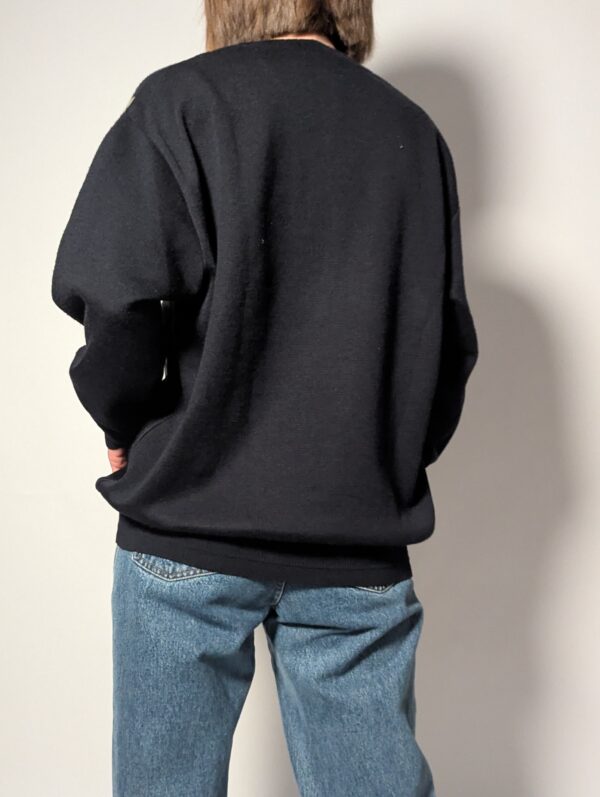 Vintage trui met V-hals en gelaagde knit in aardetinten. Grafisch en comfortabel.