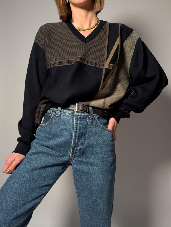 Vintage trui met V-hals en gelaagde knit in aardetinten. Grafisch en comfortabel.