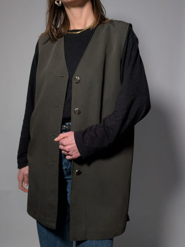 Vintage lang gilet met knopen in een diepe, neutrale tint.