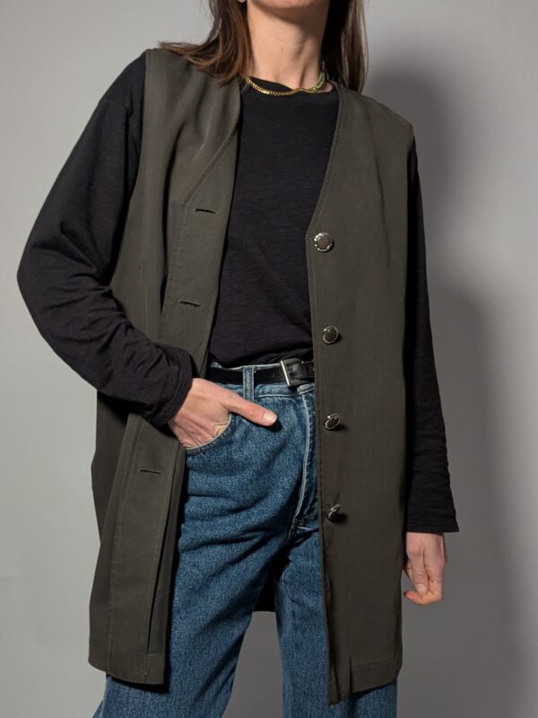 Vintage lang gilet met knopen in een diepe, neutrale tint.