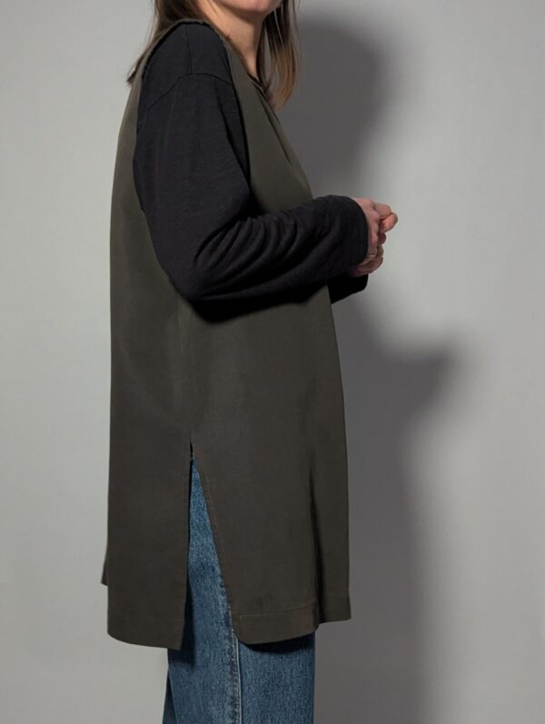 Vintage lang gilet met knopen in een diepe, neutrale tint.