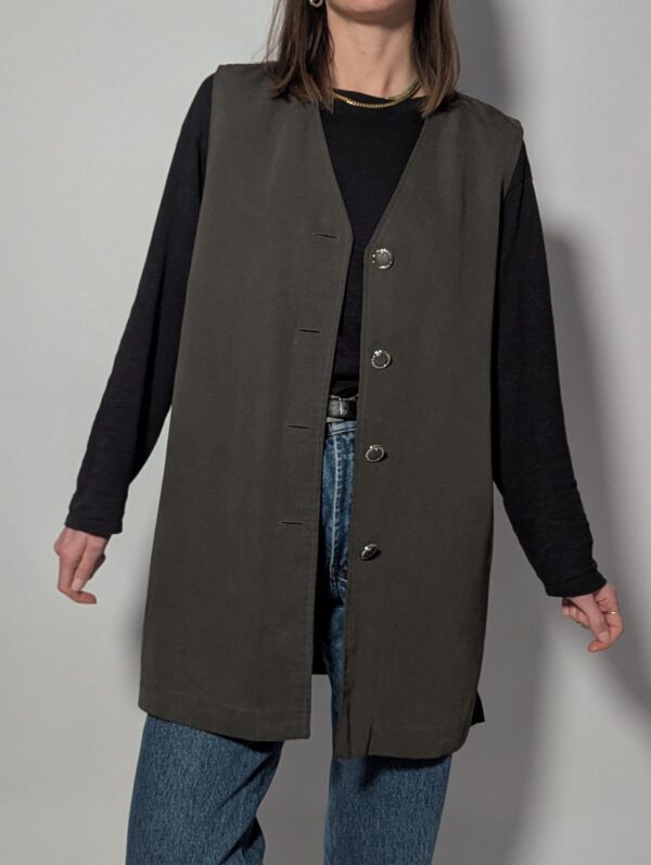 Vintage lang gilet met knopen in een diepe, neutrale tint.