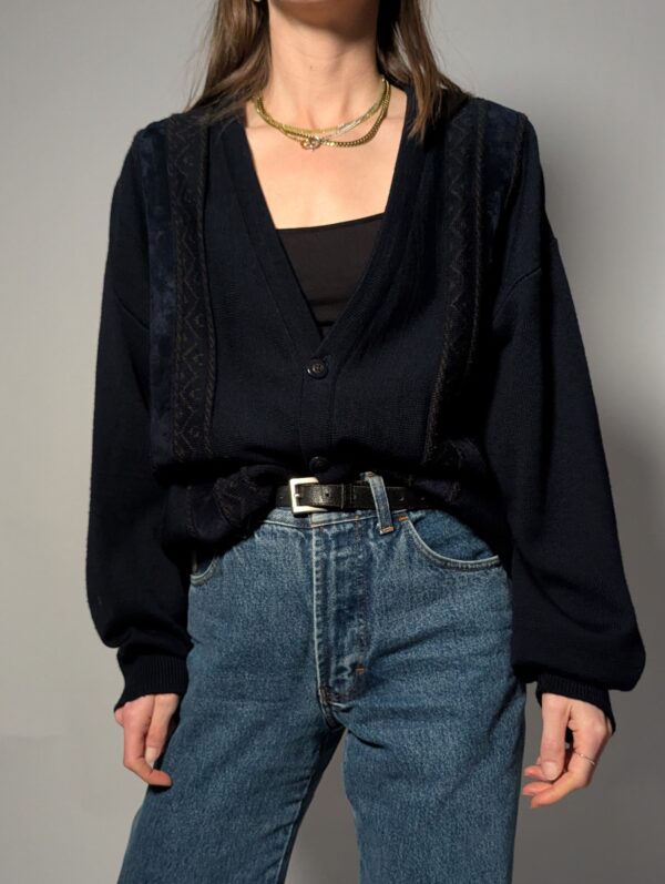 Een donkerblauw vest met zachte details langs de voorzijde