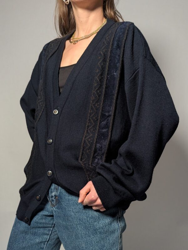 Een donkerblauw vest met zachte details langs de voorzijde