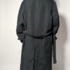 Vintage zwarte trenchcoat met ceintuur. Tijdloos silhouet en elegante uitstraling.