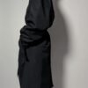 Vintage zwarte trenchcoat met ceintuur. Tijdloos silhouet en elegante uitstraling.