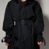 Vintage zwarte trenchcoat met ceintuur. Tijdloos silhouet en elegante uitstraling.