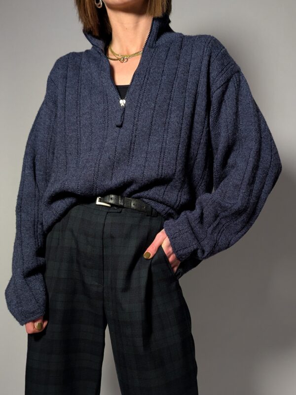 Vintage knit met halve rits in diep blauw. Comfortabele fit en tijdloze uitstraling voor everyday wear.