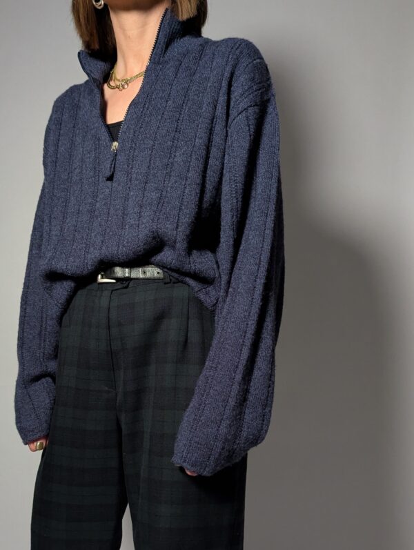 Vintage knit met halve rits in diep blauw. Comfortabele fit en tijdloze uitstraling voor everyday wear.