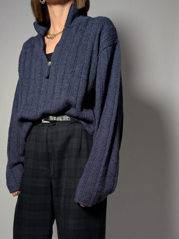 Vintage knit met halve rits in diep blauw. Comfortabele fit en tijdloze uitstraling voor everyday wear.