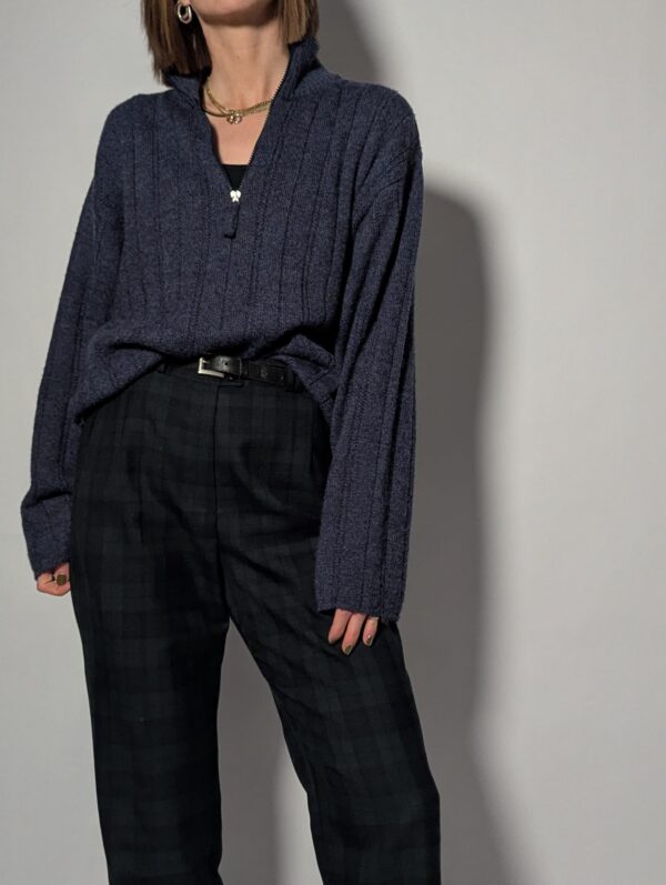 Vintage knit met halve rits in diep blauw. Comfortabele fit en tijdloze uitstraling voor everyday wear.