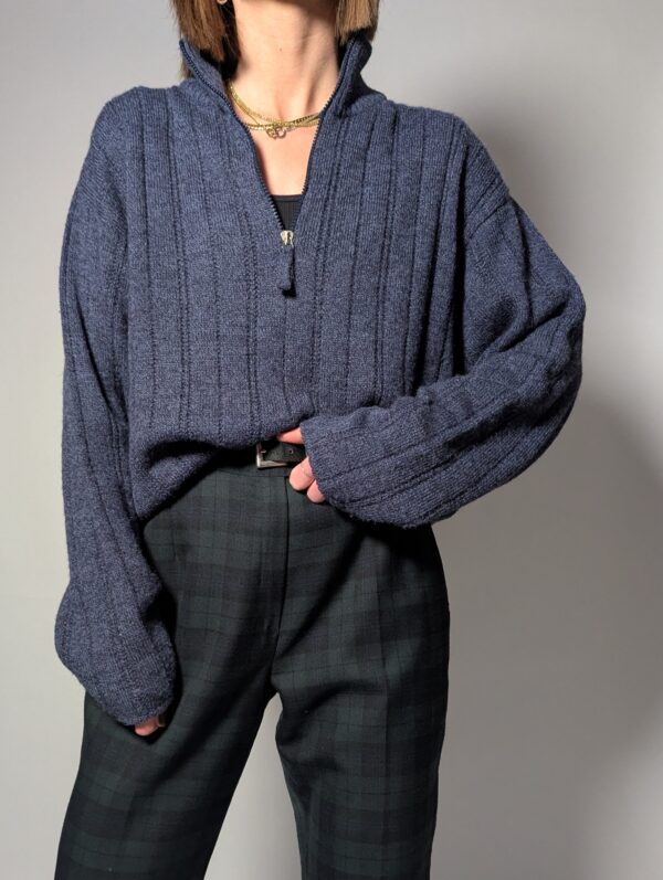 Vintage knit met halve rits in diep blauw. Comfortabele fit en tijdloze uitstraling voor everyday wear.