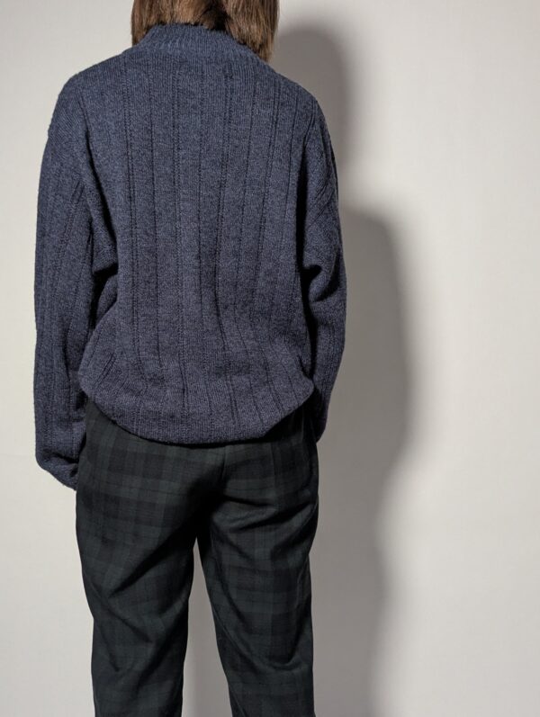 Vintage knit met halve rits in diep blauw. Comfortabele fit en tijdloze uitstraling voor everyday wear.