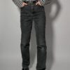 Vintage grijze jeans met rechte fit en subtiele fading. Tijdloos en makkelijk te combineren voor een rustige, moderne look.