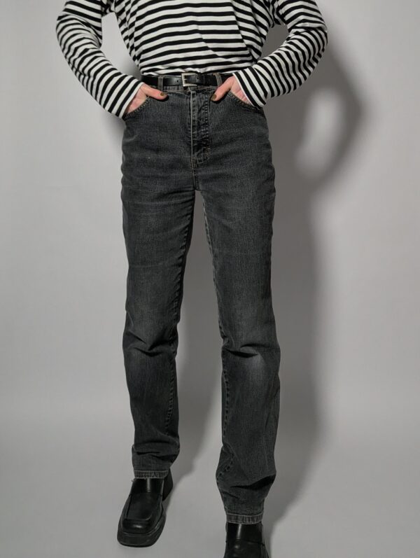 Vintage grijze jeans met rechte fit en subtiele fading. Tijdloos en makkelijk te combineren voor een rustige, moderne look.